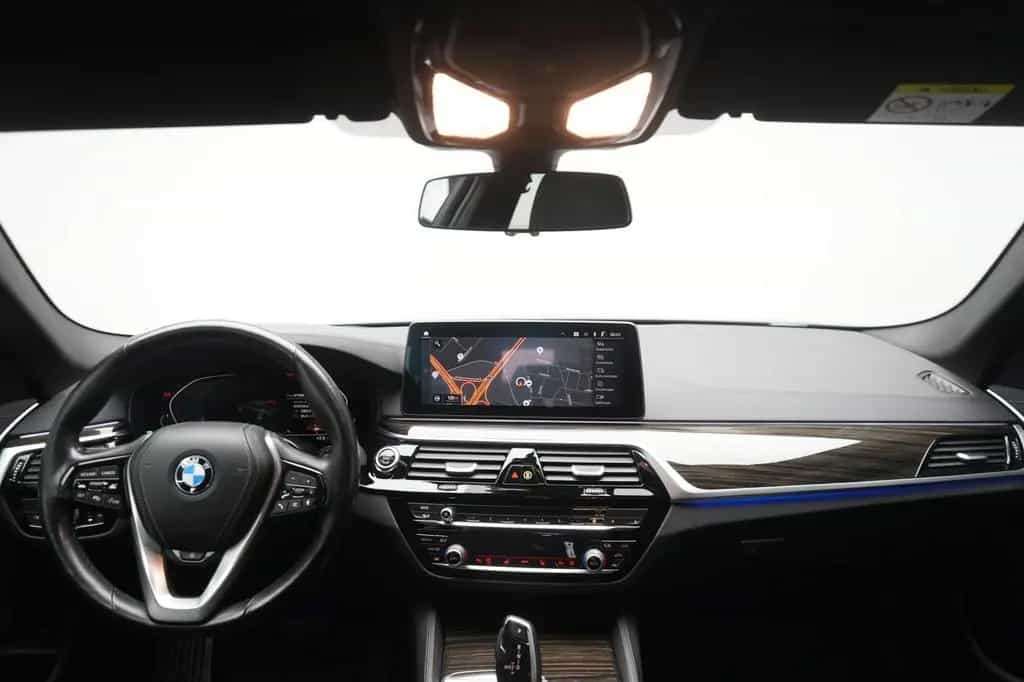 BMW 5 Series 520 i Luxury Line 11/2020-photo-14