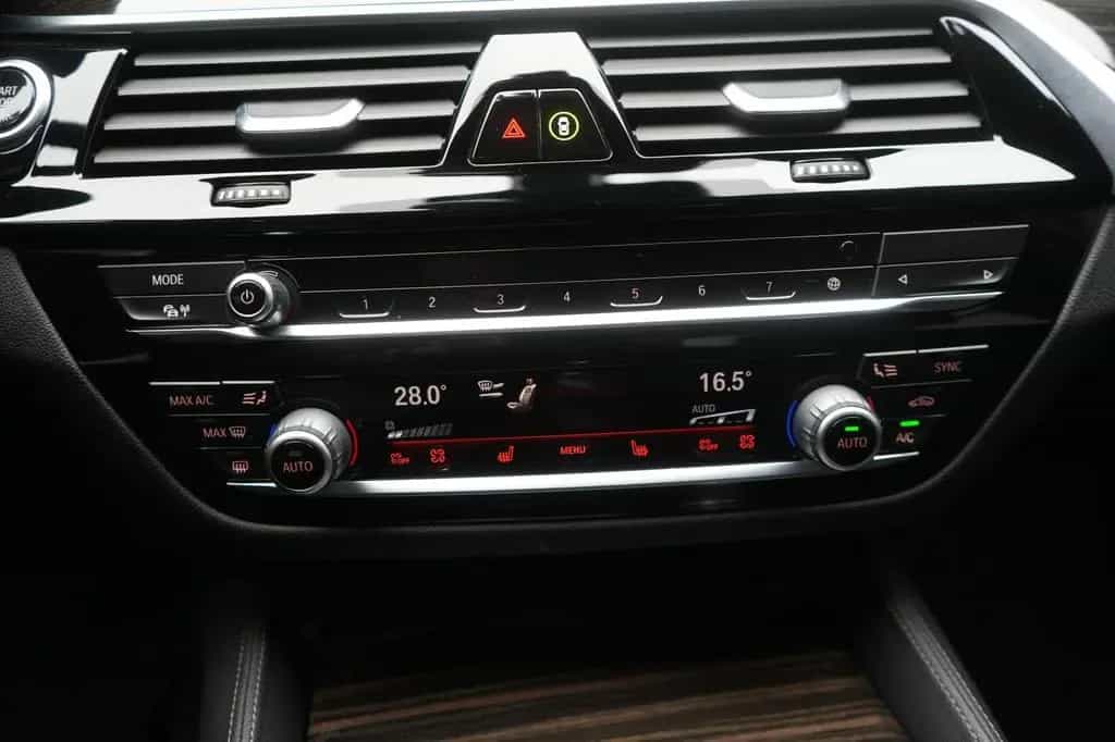 BMW 5 Series 520 i Luxury Line 11/2020-photo-16