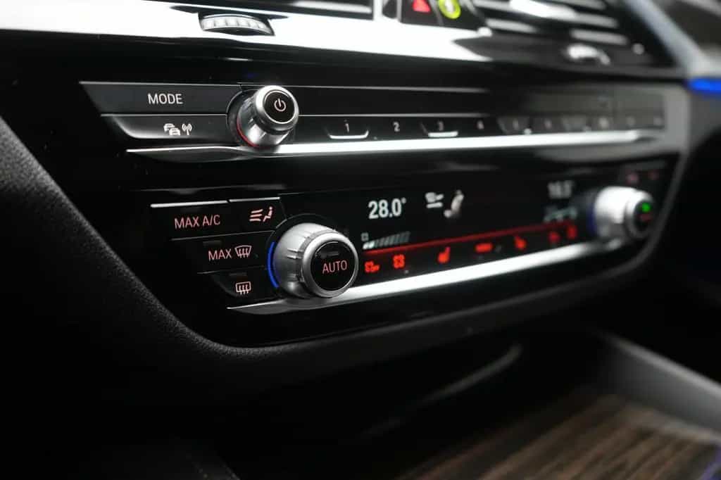 BMW 5 Series 520 i Luxury Line 11/2020-photo-17