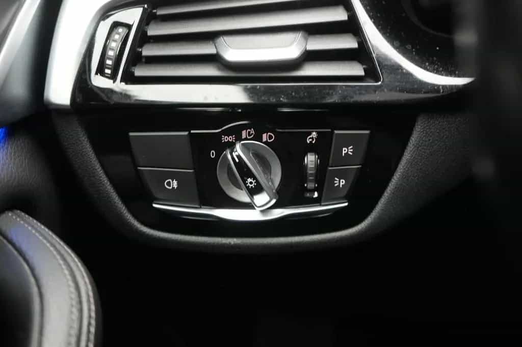 BMW 5 Series 520 i Luxury Line 11/2020-photo-24