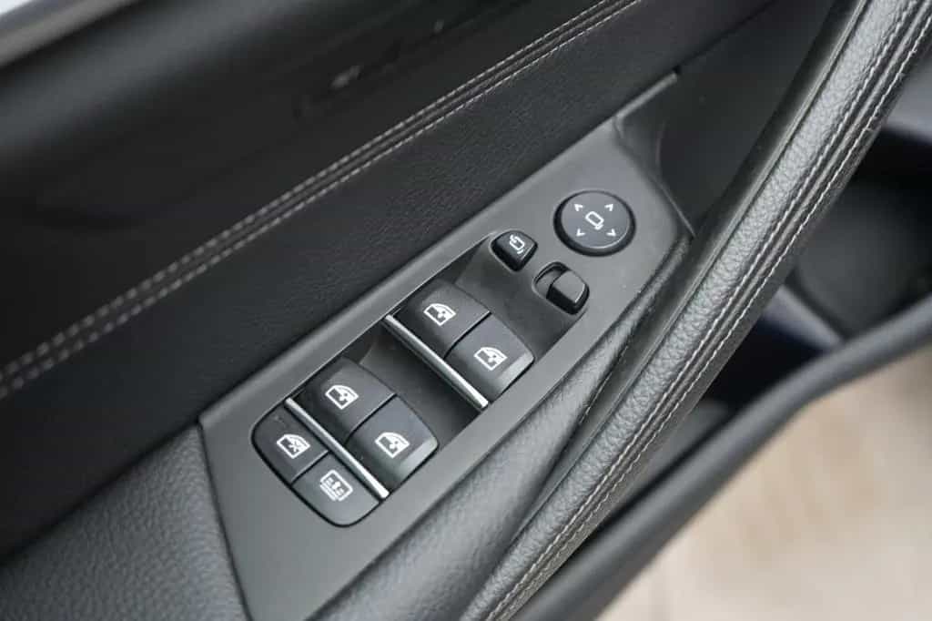 BMW 5 Series 520 i Luxury Line 11/2020-photo-28