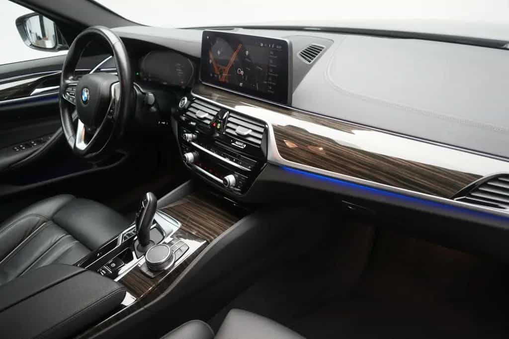 BMW 5 Series 520 i Luxury Line 11/2020-photo-6