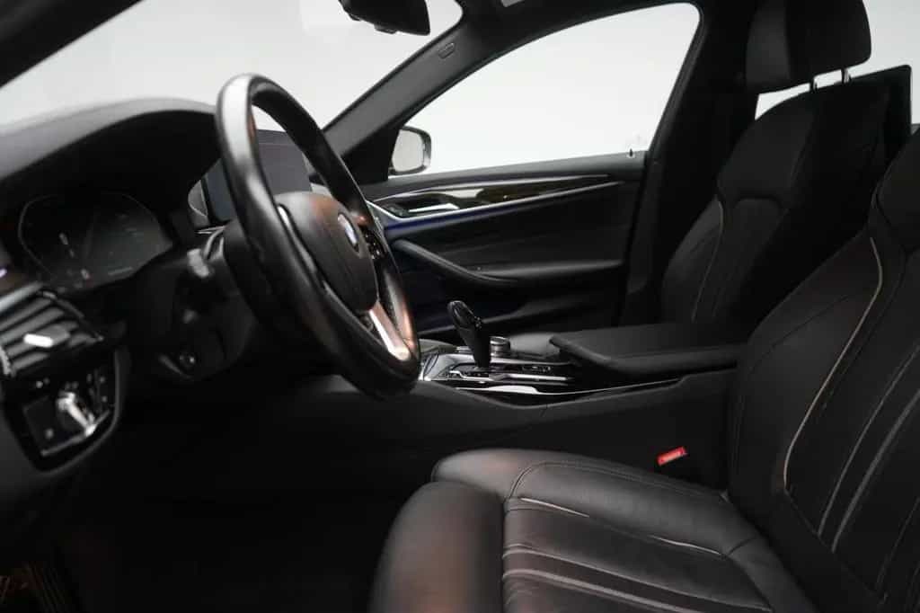 BMW 5 Series 520 i Luxury Line 11/2020-photo-9