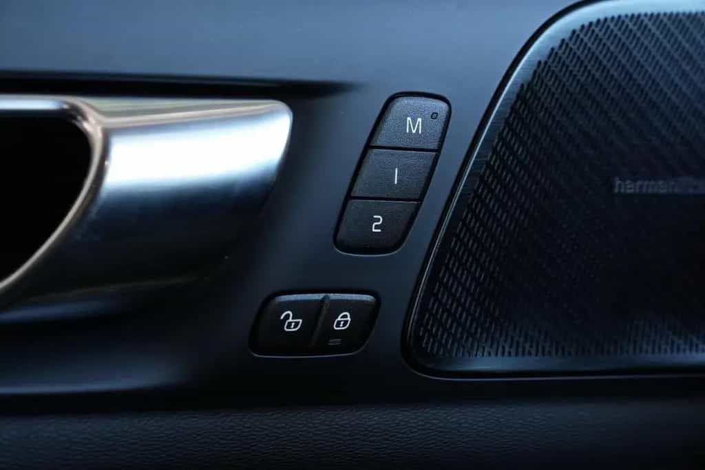 Volvo V60 Kombi Inscription *AUT*LED*NAV*AHK*H&K* 09/2020-photo-37