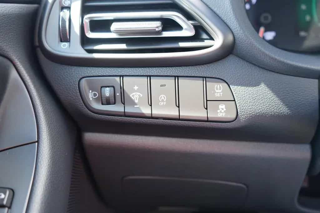 Hyundai i30 Kombi 1.5  Mild-Hybrid Navi LED Kamera DAB 12/2020-photo-29