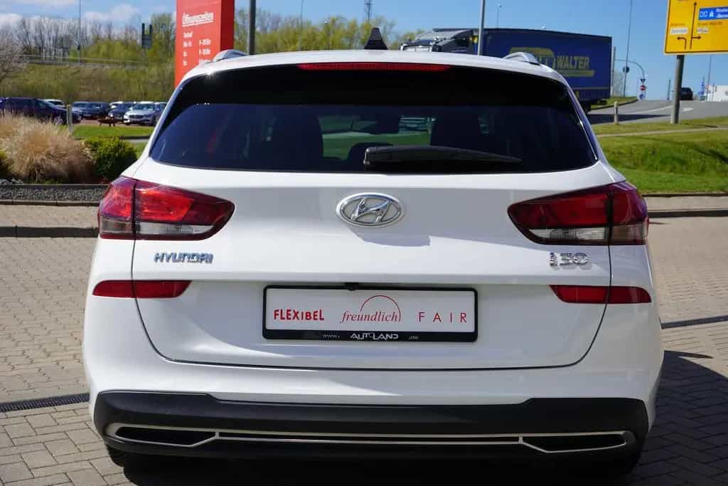 Hyundai i30 Kombi 1.5  Mild-Hybrid Navi LED Kamera DAB 12/2020-photo-4