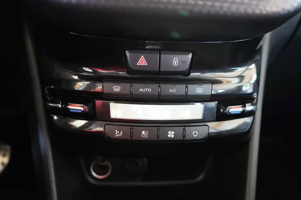 Peugeot 2008 1.2 PureTech Allure Navi Panorama Alcantara 02/2019-photo-18