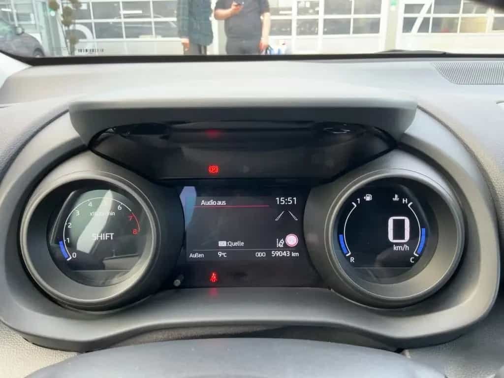 Toyota Yaris 1.5 VVT-i TEAM D LED+RFK+GRA+SHZ+LM 06/2021-photo-18