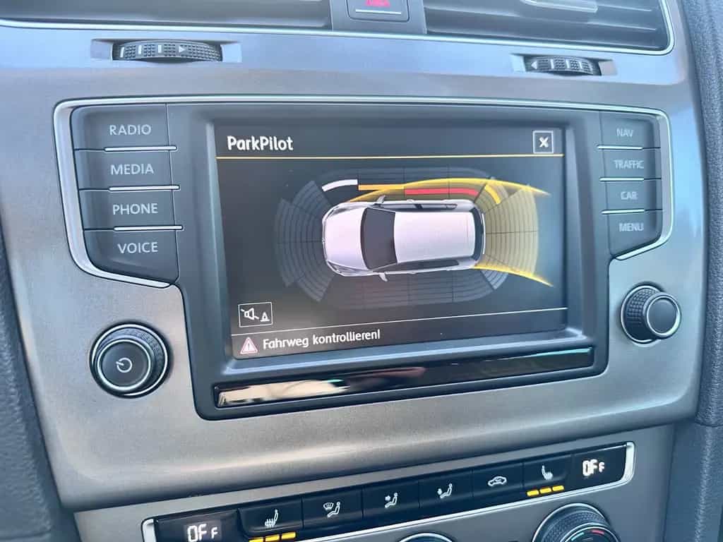 Volkswagen Golf VII 110PS Lounge SitzHz Navi PDC CarPlay 10/2015-photo-23