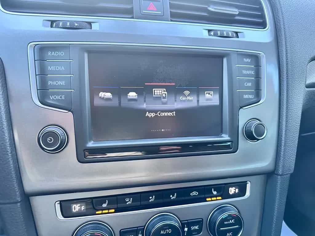 Volkswagen Golf VII 110PS Lounge SitzHz Navi PDC CarPlay 10/2015-photo-24
