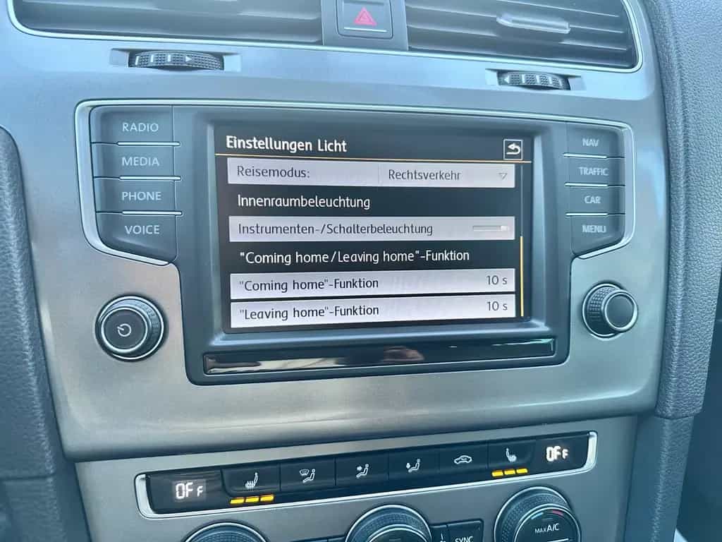 Volkswagen Golf VII 110PS Lounge SitzHz Navi PDC CarPlay 10/2015-photo-25