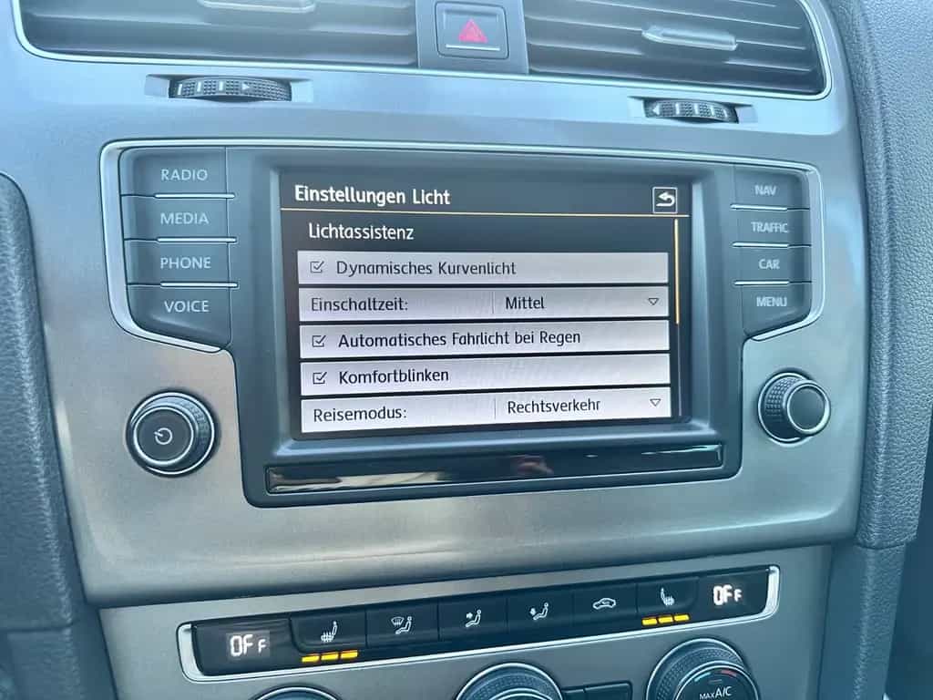 Volkswagen Golf VII 110PS Lounge SitzHz Navi PDC CarPlay 10/2015-photo-26