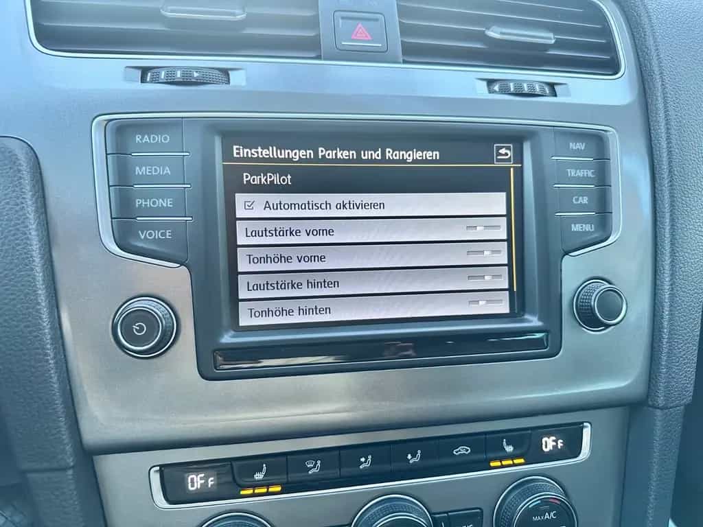Volkswagen Golf VII 110PS Lounge SitzHz Navi PDC CarPlay 10/2015-photo-27