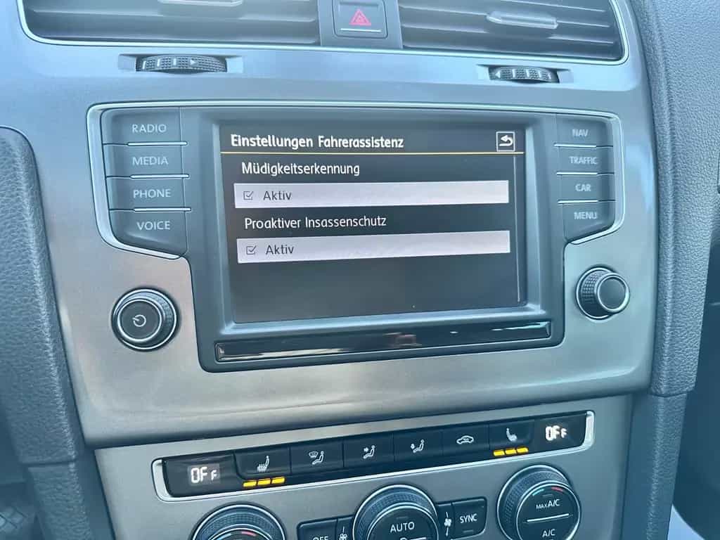 Volkswagen Golf VII 110PS Lounge SitzHz Navi PDC CarPlay 10/2015-photo-28