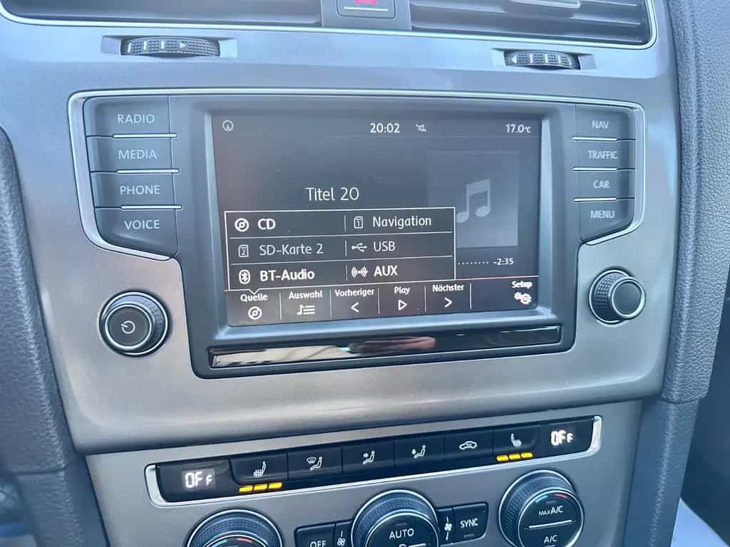 Volkswagen Golf VII 110PS Lounge SitzHz Navi PDC CarPlay 10/2015-photo-31