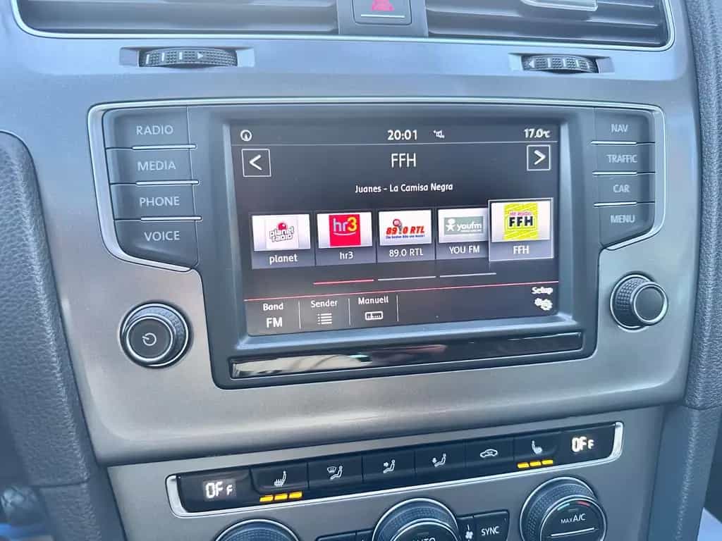 Volkswagen Golf VII 110PS Lounge SitzHz Navi PDC CarPlay 10/2015-photo-32