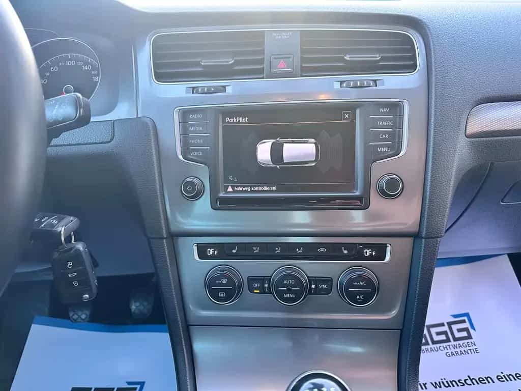 Volkswagen Golf VII 110PS Lounge SitzHz Navi PDC CarPlay 10/2015-photo-34