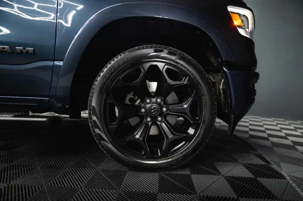 Dodge RAM 5.7 V8 HEMI 4x4 NIGHT-Paket LARAMIE 22 Zoll 10/2021-photo-11