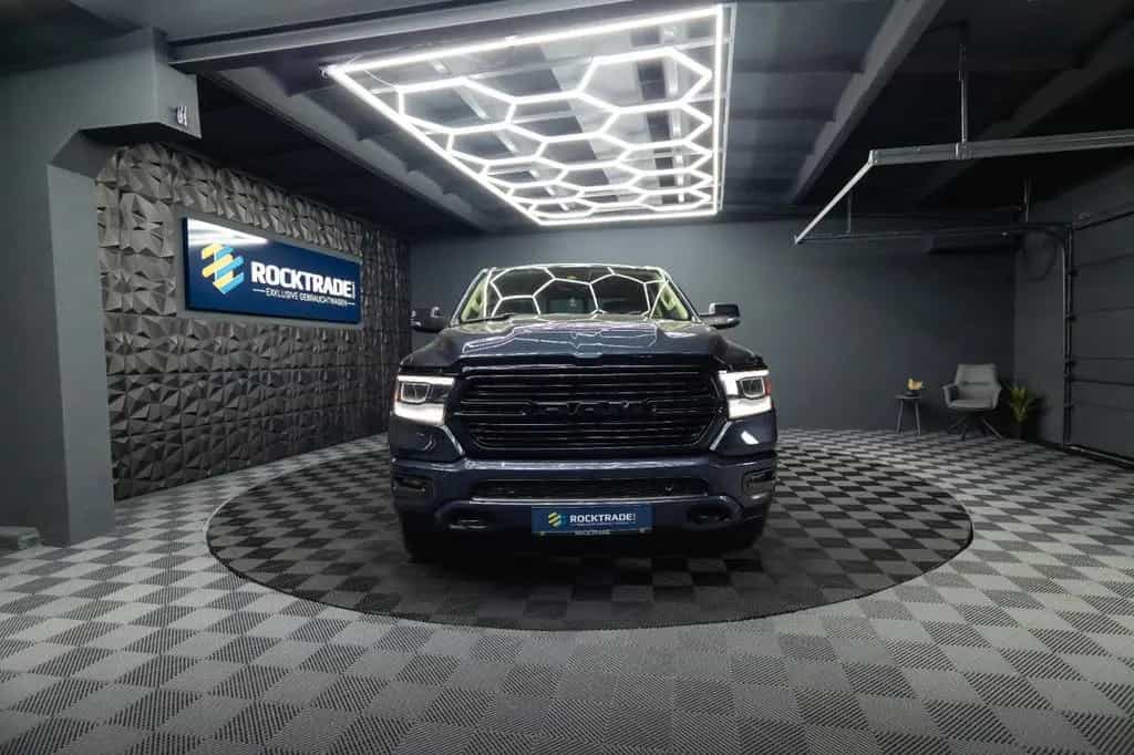 Dodge RAM 5.7 V8 HEMI 4x4 NIGHT-Paket LARAMIE 22 Zoll 10/2021-photo-2