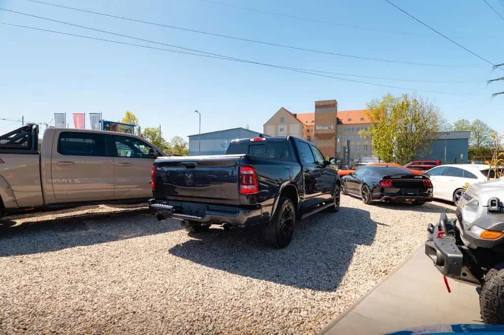 Dodge RAM 5.7 V8 HEMI 4x4 NIGHT-Paket LARAMIE 22 Zoll 10/2021-photo-24
