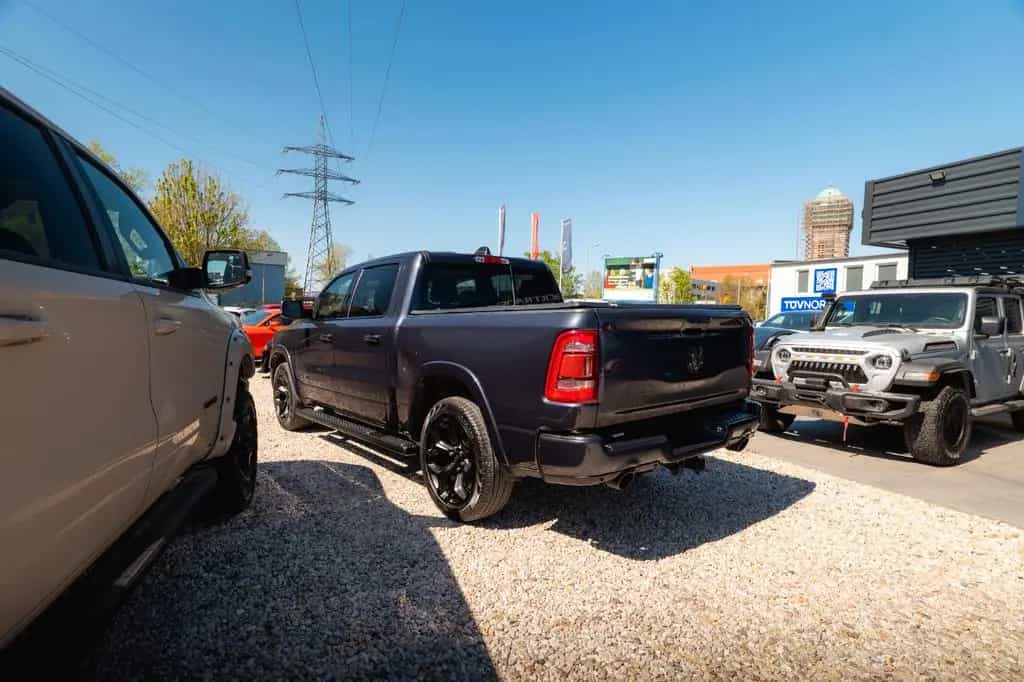Dodge RAM 5.7 V8 HEMI 4x4 NIGHT-Paket LARAMIE 22 Zoll 10/2021-photo-26