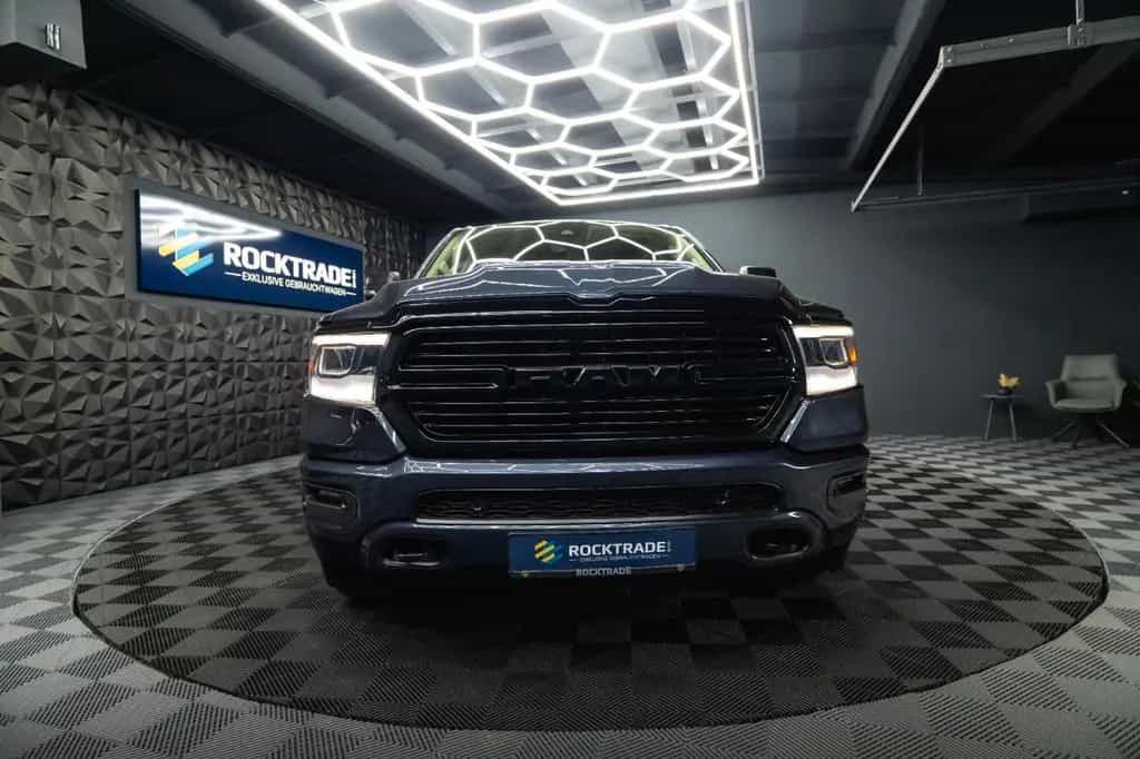 Dodge RAM 5.7 V8 HEMI 4x4 NIGHT-Paket LARAMIE 22 Zoll 10/2021-photo-4