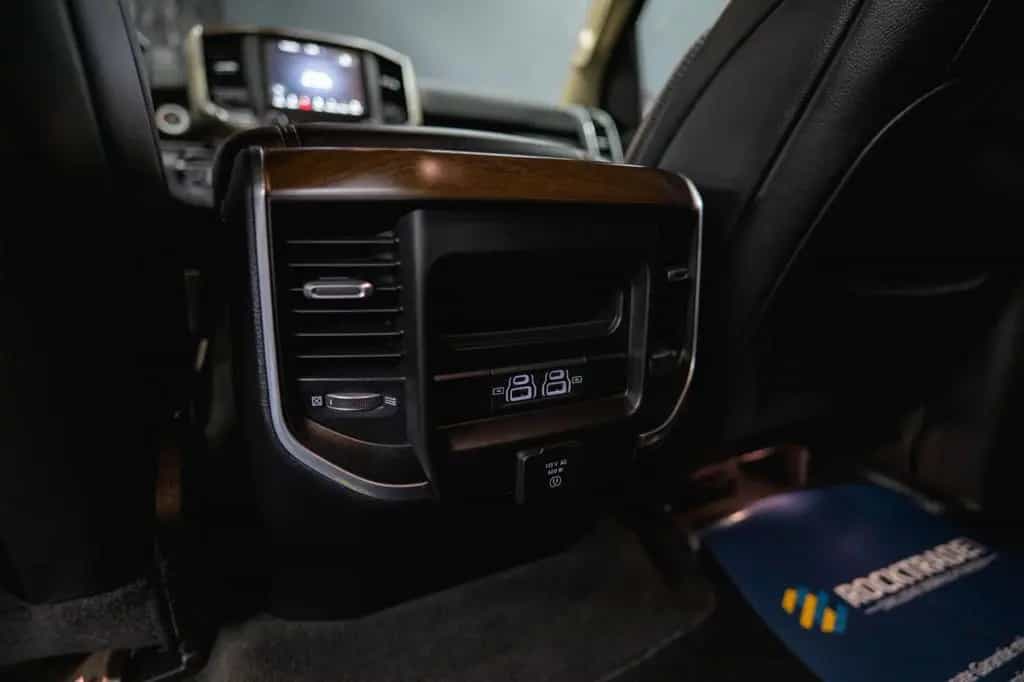 Dodge RAM 5.7 V8 HEMI 4x4 NIGHT-Paket LARAMIE 22 Zoll 10/2021-photo-42