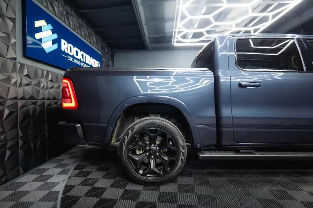 Dodge RAM 5.7 V8 HEMI 4x4 NIGHT-Paket LARAMIE 22 Zoll 10/2021-photo-9