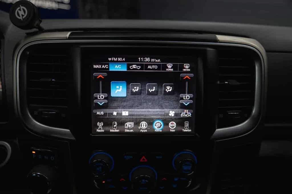 Dodge RAM 5.7 V8 HEMI 4x4 OFFROAD Night-Paket *LED*AHK 05/2018-photo-29
