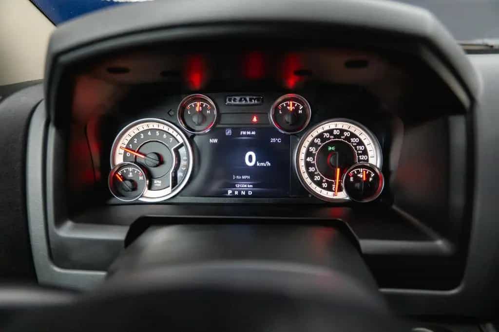 Dodge RAM 5.7 V8 HEMI 4x4 OFFROAD Night-Paket *LED*AHK 05/2018-photo-32