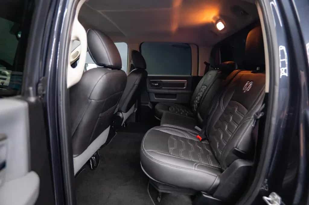 Dodge RAM 5.7 V8 HEMI 4x4 OFFROAD Night-Paket *LED*AHK 05/2018-photo-39