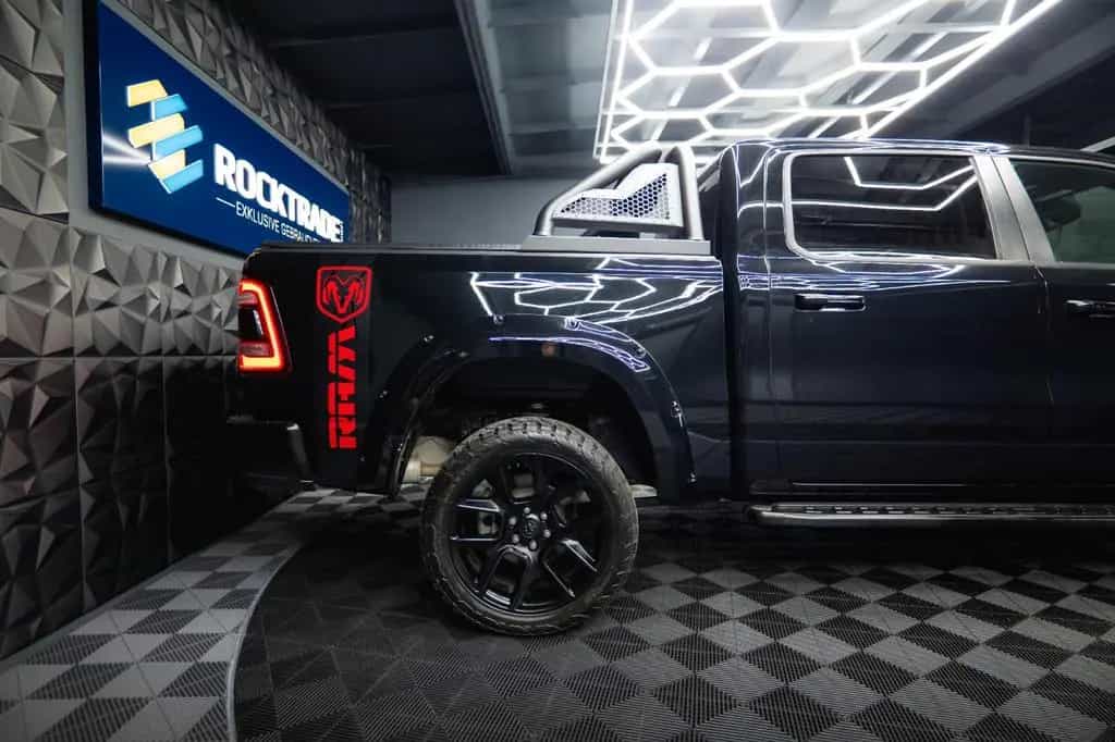 Dodge RAM 5.7 V8 HEMI 4x4 NIGHT LARAMIE *Pano*22 Zoll* 09/2022-photo-9