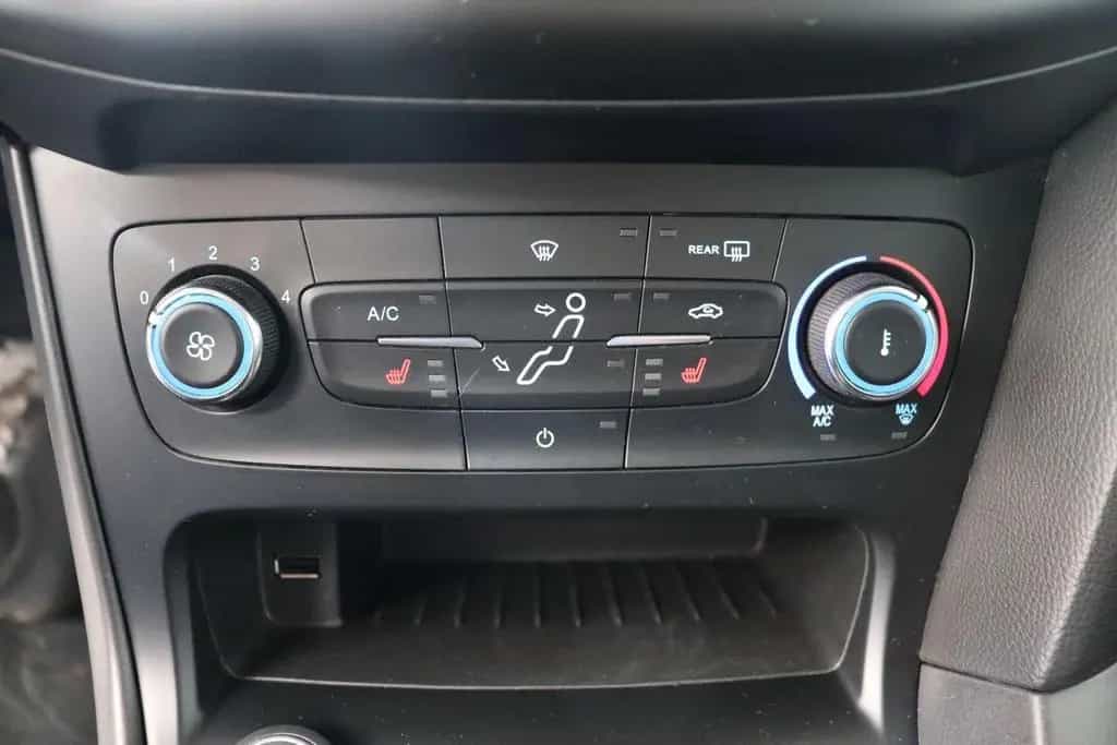 Ford Focus Turnier Business 1.0 EcoBoost NAVI*SHZ*PDC 12/2017-photo-16