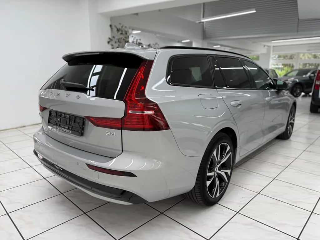 Volvo V60 Kombi Plus Dark*LED*AHK*Kamera*Standheizun 03/2023-photo-2