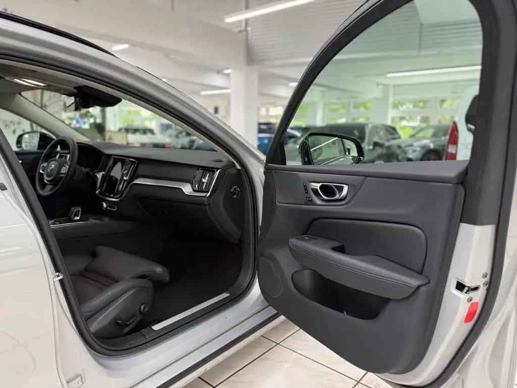 Volvo V60 Kombi Plus Dark*LED*AHK*Kamera*Standheizun 03/2023-photo-7