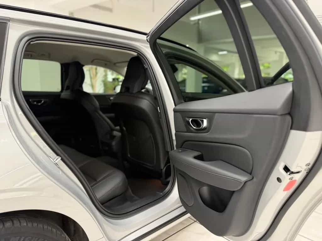 Volvo V60 Kombi Plus Dark*LED*AHK*Kamera*Standheizun 03/2023-photo-8