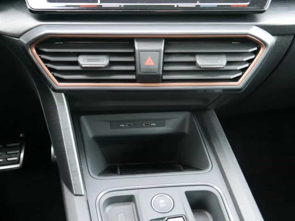 Cupra Leon Sportstourer 2.0 TSI VZ 4Drive MATRIX BEATS 08/2023-photo-11