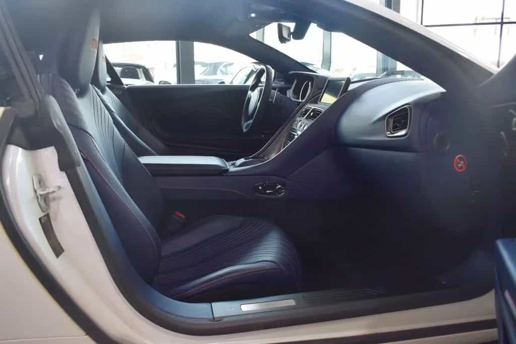 Aston Martin DB11 4.0 V8 06/2017-photo-19