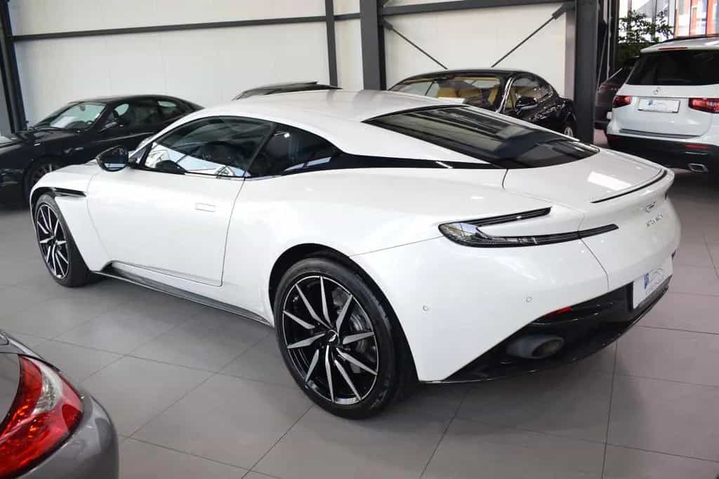 Aston Martin DB11 4.0 V8 06/2017-photo-3