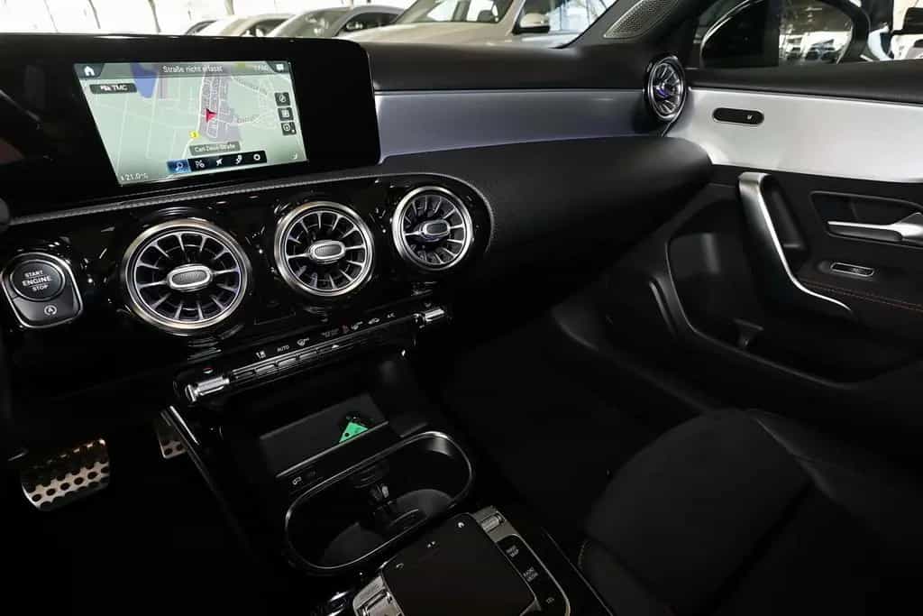 Mercedes-Benz A-Class 250 4M KAMERA+TOTWINKEL+SPURHALTE+MBUX+LED+18" 07/2019-photo-8