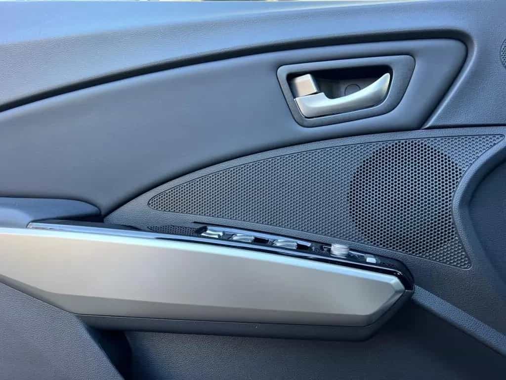 KGM Tivoli 1.6 4x2 Flow NAVI SITZHZG RÜCKFAHR KIMA 12/2019-photo-21