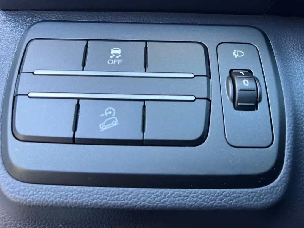 KGM Tivoli 1.6 4x2 Flow NAVI SITZHZG RÜCKFAHR KIMA 12/2019-photo-28