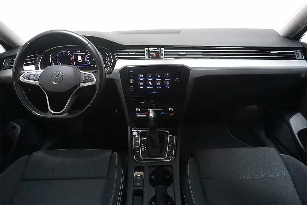 Volkswagen Passat 2.0TDI DSG Business Virtual AHK Pano Sthz 02/2023-photo-9
