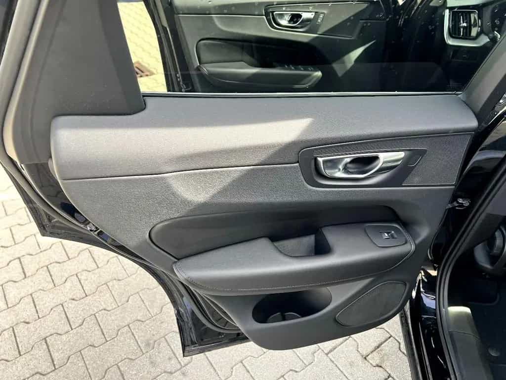 Volvo XC60 B4 Core *LED Navi Leder AHK ACC DAB* 12/2022-photo-11