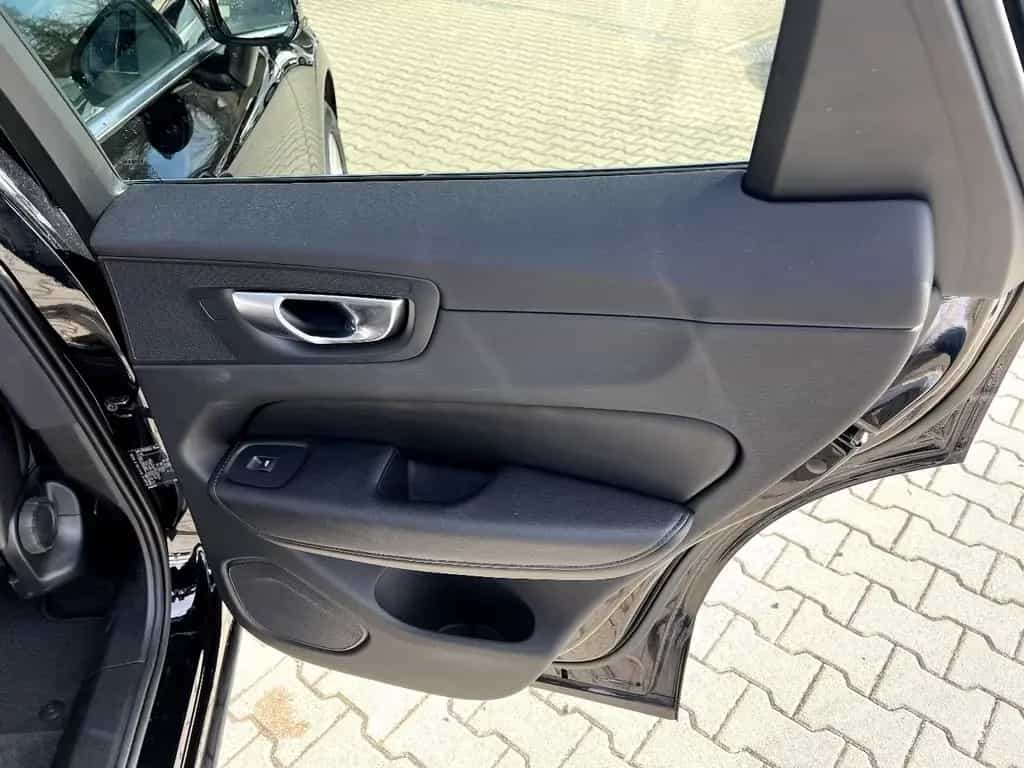 Volvo XC60 B4 Core *LED Navi Leder AHK ACC DAB* 12/2022-photo-14