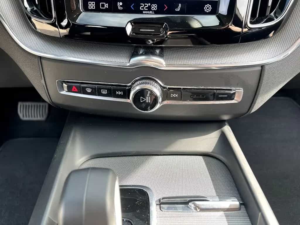 Volvo XC60 B4 Core *LED Navi Leder AHK ACC DAB* 12/2022-photo-24