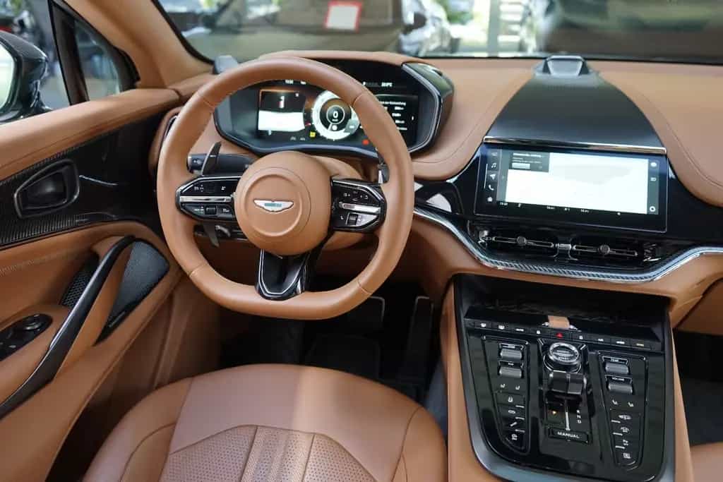 Aston Martin DBX 707 * Carbonpaket * Copper Bronze * Monotone 05/2025-photo-1