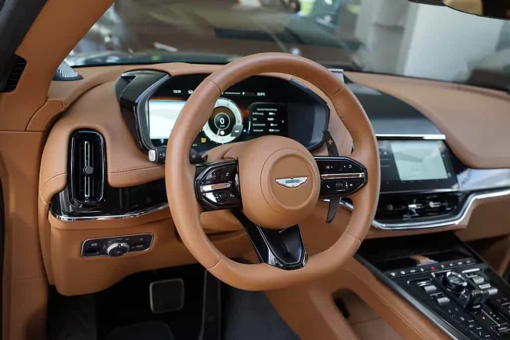 Aston Martin DBX 707 * Carbonpaket * Copper Bronze * Monotone 05/2025-photo-3