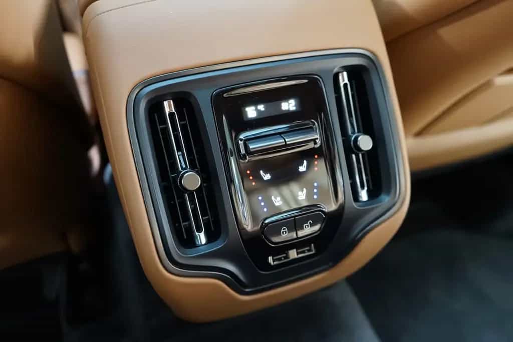 Aston Martin DBX 707 * Carbonpaket * Copper Bronze * Monotone 05/2025-photo-38