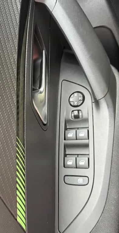 Peugeot 2008 Active Rückfahrkamera PDC Klima Tüv Neu 01/2024-photo-18